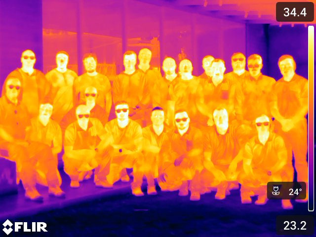 A mesma turma vista pela câmera térmica FLIR